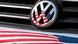 VW Logo Symbolbild mit US-Flagge