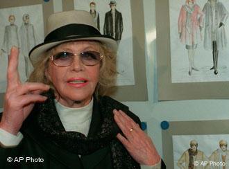 Hildegard Knef vor ihren Modeentwürfen. Unter dem Titel "Knef-Fashion" suchte die Schauspielerin jetzt Produzenten für ihre Ideen, die als eine Modelinie für die Frau Mitte 40 gedacht war