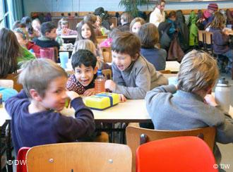 Kinder beim Essen in der Schulkantine der Freinetschool De Boomgard in Gent