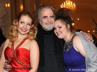 Schauspieler Maximilian Schell mit seiner Tochter Nastassja (re) und der Sängerin Iva Mihanovic (Oktober 2011)